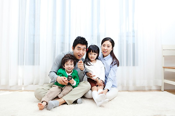 포토 JPG 전신 라이프스타일 여자 남자 딸 행복 아들 어린이 거실 가족 안기 엄마 실내 사랑 가족애 웃음 들기 사람 앉기 동양인 손짓 소년 여러명 성인 라이프 30대 카펫 유치원생 기쁨 한국인 매트 자녀 가리킴 커튼 아빠 리모컨 티비시청 국내포토 감정 다수 관계 모션 표정 인종 내부 생활 장년 시청_보고들음 파일형식