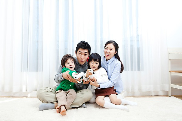 포토 JPG 전신 라이프스타일 여자 남자 딸 행복 아들 어린이 거실 가족 안기 놀이 엄마 실내 사랑 가족애 웃음 들기 사람 앉기 동양인 소년 여러명 성인 라이프 30대 카펫 유치원생 기쁨 한국인 매트 게임 자녀 커튼 아빠 게임기 국내포토 감정 다수 관계 모션 표정 인종 내부 생활 장년 파일형식