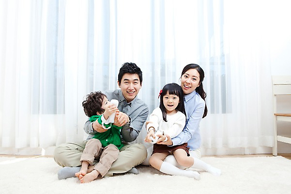 포토 JPG 전신 라이프스타일 여자 남자 딸 행복 아들 어린이 거실 가족 안기 놀이 엄마 실내 사랑 가족애 웃음 들기 사람 앉기 동양인 소년 여러명 성인 라이프 30대 카펫 유치원생 기쁨 한국인 매트 게임 자녀 커튼 아빠 게임기 국내포토 감정 다수 관계 모션 표정 인종 내부 생활 장년 파일형식