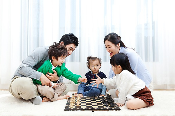 포토 JPG 전신 라이프스타일 여자 남자 딸 행복 아들 어린이 거실 가족 안기 놀이 엄마 실내 사랑 가족애 웃음 들기 사람 앉기 동양인 소년 여러명 성인 라이프 30대 카펫 유치원생 기쁨 한국인 매트 게임 자녀 아기 커튼 아빠 체스말 체스 가위바위보 체스판 다자녀 체스게임 국내포토 감정 다수 관계 모션 표정 인종 내부 생활 장년 말_게임 파일형식