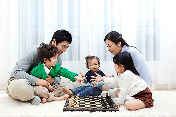 포토 JPG 전신 라이프스타일 여자 남자 딸 행복 아들 어린이 거실 가족 안기 놀이 엄마 실내 사랑 가족애 웃음 들기 사람 앉기 동양인 소년 여러명 성인 라이프 30대 카펫 유치원생 기쁨 한국인 매트 게임 자녀 아기 커튼 아빠 체스말 체스 가위바위보 체스판 다자녀 체스게임 국내포토 감정 다수 관계 모션 표정 인종 내부 생활 장년 말_게임 파일형식