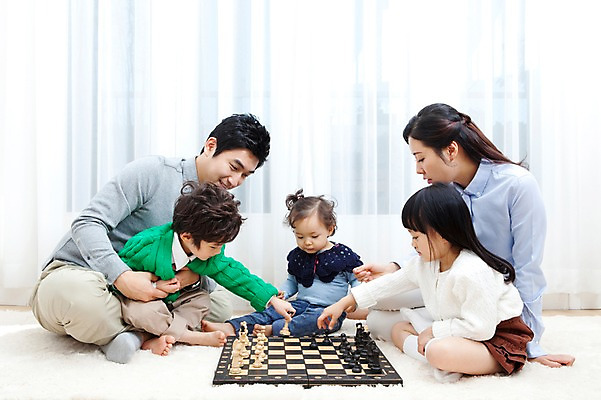 포토 JPG 전신 라이프스타일 여자 남자 딸 행복 아들 어린이 거실 가족 안기 놀이 엄마 실내 사랑 가족애 웃음 들기 사람 앉기 동양인 소년 여러명 성인 라이프 30대 카펫 유치원생 기쁨 한국인 매트 게임 자녀 아기 커튼 아빠 체스말 체스 체스판 다자녀 체스게임 국내포토 감정 다수 관계 모션 표정 인종 내부 생활 장년 말_게임 파일형식