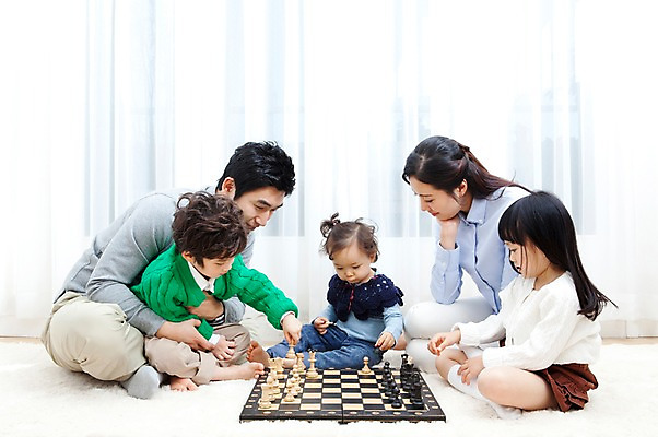 포토 JPG 전신 라이프스타일 여자 남자 딸 행복 아들 어린이 거실 가족 안기 놀이 엄마 실내 사랑 가족애 웃음 들기 사람 앉기 동양인 소년 여러명 성인 라이프 30대 카펫 유치원생 기쁨 한국인 매트 게임 자녀 아기 커튼 아빠 체스말 체스 체스판 다자녀 체스게임 국내포토 감정 다수 관계 모션 표정 인종 내부 생활 장년 말_게임 파일형식