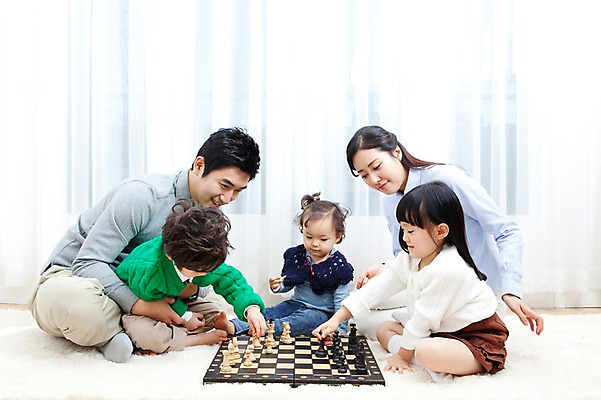 포토 JPG 전신 라이프스타일 여자 남자 딸 행복 아들 어린이 거실 가족 안기 놀이 엄마 실내 사랑 가족애 웃음 들기 사람 앉기 동양인 소년 여러명 성인 라이프 30대 카펫 유치원생 기쁨 한국인 매트 게임 자녀 아기 커튼 아빠 체스말 체스 체스판 다자녀 체스게임 국내포토 감정 다수 관계 모션 표정 인종 내부 생활 장년 말_게임 파일형식