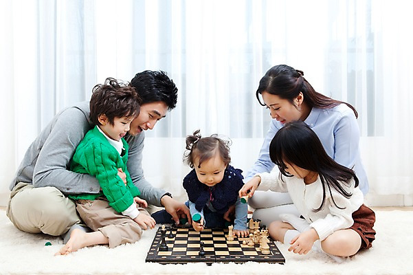 포토 JPG 전신 라이프스타일 여자 남자 딸 행복 아들 어린이 거실 가족 안기 놀이 엄마 실내 사랑 가족애 웃음 들기 사람 앉기 동양인 소년 여러명 성인 라이프 30대 카펫 유치원생 기쁨 한국인 매트 게임 자녀 아기 커튼 아빠 체스말 체스 체스판 다자녀 체스게임 국내포토 감정 다수 관계 모션 표정 인종 내부 생활 장년 말_게임 파일형식