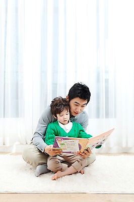 포토 JPG 전신 라이프스타일 남자 행복 아들 어린이 거실 가족 안기 실내 사랑 가족애 영어교육 웃음 들기 사람 앉기 동양인 소년 성인 두명 라이프 책 30대 독서 카펫 유치원생 기쁨 한국인 매트 자녀 커튼 아빠 한권 영어책 그림책 남자만 국내포토 1 영어 교육 감정 관계 모션 표정 인종 내부 생활 장년 파일형식