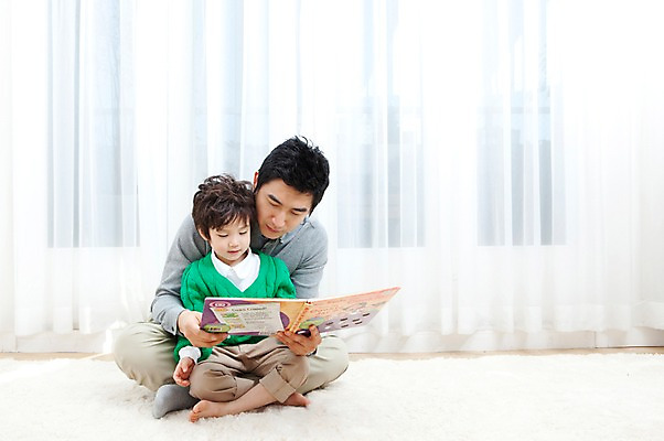 포토 JPG 전신 라이프스타일 남자 행복 아들 어린이 거실 가족 안기 실내 사랑 가족애 영어교육 웃음 들기 사람 앉기 동양인 소년 성인 두명 라이프 책 30대 독서 카펫 유치원생 기쁨 한국인 매트 자녀 커튼 아빠 한권 영어책 그림책 남자만 국내포토 1 영어 교육 감정 관계 모션 표정 인종 내부 생활 장년 파일형식