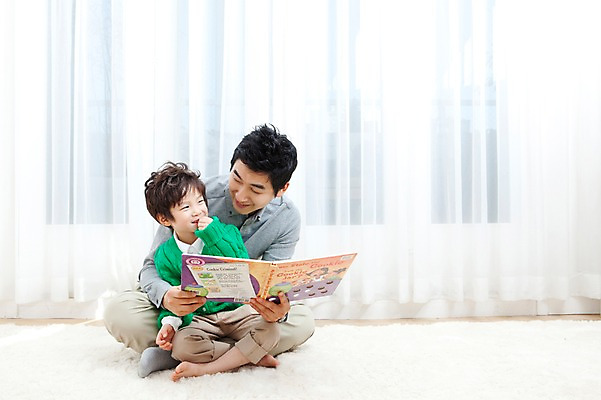 포토 JPG 전신 라이프스타일 남자 행복 아들 어린이 거실 가족 안기 실내 사랑 가족애 영어교육 웃음 들기 사람 앉기 동양인 소년 성인 두명 라이프 책 30대 독서 카펫 유치원생 기쁨 한국인 매트 자녀 커튼 아빠 한권 영어책 그림책 남자만 국내포토 1 영어 교육 감정 관계 모션 표정 인종 내부 생활 장년 파일형식