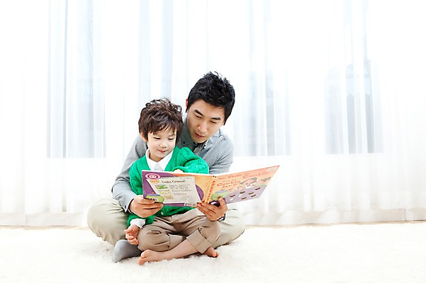 포토 JPG 전신 라이프스타일 남자 행복 아들 어린이 거실 가족 안기 실내 사랑 가족애 영어교육 웃음 들기 사람 앉기 동양인 소년 성인 두명 라이프 책 30대 독서 카펫 유치원생 기쁨 한국인 매트 자녀 커튼 아빠 한권 영어책 그림책 남자만 국내포토 1 영어 교육 감정 관계 모션 표정 인종 내부 생활 장년 파일형식