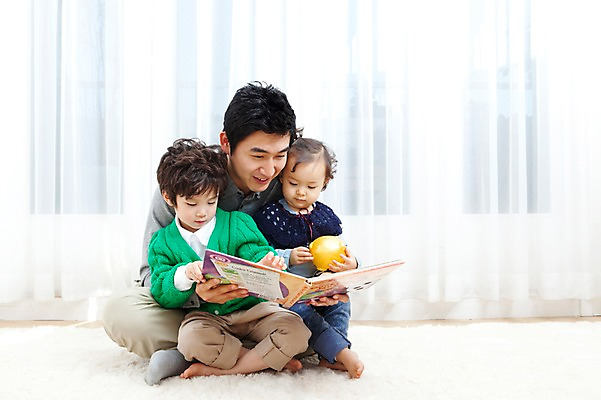 포토 JPG 전신 라이프스타일 여자 남자 딸 행복 아들 어린이 거실 가족 안기 실내 사랑 가족애 영어교육 웃음 들기 사람 앉기 동양인 소년 성인 라이프 책 세명 30대 독서 카펫 유치원생 기쁨 한국인 매트 자녀 아기 커튼 아빠 한권 영어책 그림책 국내포토 1 영어 교육 감정 관계 모션 표정 인종 내부 생활 장년 파일형식