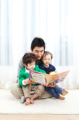 포토 JPG 전신 라이프스타일 여자 남자 딸 행복 아들 어린이 거실 가족 안기 실내 사랑 가족애 영어교육 웃음 들기 사람 앉기 동양인 소년 성인 라이프 책 세명 30대 독서 카펫 유치원생 기쁨 한국인 매트 자녀 아기 커튼 아빠 한권 영어책 그림책 국내포토 1 영어 교육 감정 관계 모션 표정 인종 내부 생활 장년 파일형식