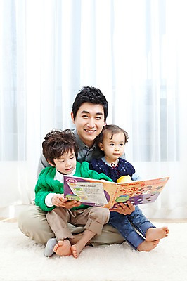 포토 JPG 전신 라이프스타일 여자 남자 딸 행복 아들 어린이 거실 가족 안기 실내 사랑 가족애 영어교육 웃음 들기 사람 앉기 동양인 소년 성인 라이프 책 세명 30대 독서 카펫 유치원생 기쁨 한국인 매트 자녀 아기 커튼 아빠 한권 영어책 그림책 국내포토 1 영어 교육 감정 관계 모션 표정 인종 내부 생활 장년 파일형식