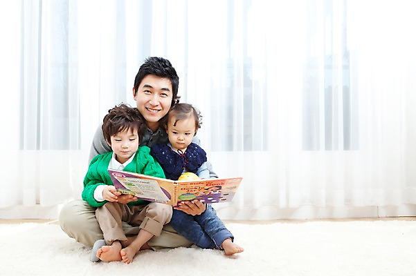 포토 JPG 전신 라이프스타일 여자 남자 딸 행복 아들 어린이 거실 가족 안기 실내 사랑 가족애 영어교육 웃음 들기 사람 앉기 동양인 소년 성인 라이프 책 세명 30대 독서 카펫 유치원생 기쁨 한국인 매트 자녀 아기 커튼 아빠 한권 영어책 그림책 국내포토 1 영어 교육 감정 관계 모션 표정 인종 내부 생활 장년 파일형식