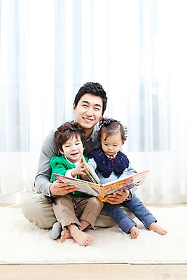 포토 JPG 전신 라이프스타일 여자 남자 딸 행복 아들 어린이 거실 가족 안기 실내 사랑 가족애 영어교육 웃음 들기 사람 앉기 동양인 소년 성인 라이프 책 세명 30대 독서 카펫 유치원생 기쁨 한국인 매트 자녀 아기 커튼 아빠 한권 영어책 그림책 국내포토 1 영어 교육 감정 관계 모션 표정 인종 내부 생활 장년 파일형식