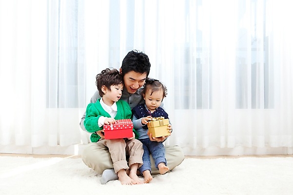 포토 JPG 전신 라이프스타일 여자 남자 딸 행복 아들 어린이 거실 가족 안기 실내 선물 사랑 가족애 웃음 들기 사람 앉기 동양인 소년 성인 라이프 세명 30대 선물상자 상자 카펫 유치원생 기쁨 한국인 매트 자녀 아기 커튼 아빠 국내포토 감정 관계 모션 표정 인종 내부 생활 장년 파일형식