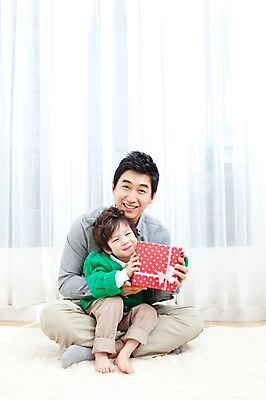 포토 JPG 전신 라이프스타일 남자 행복 아들 어린이 거실 가족 안기 실내 선물 사랑 가족애 웃음 들기 사람 앉기 동양인 소년 성인 두명 라이프 30대 선물상자 상자 카펫 유치원생 기쁨 한국인 매트 자녀 커튼 아빠 남자만 국내포토 감정 관계 모션 표정 인종 내부 생활 장년 파일형식