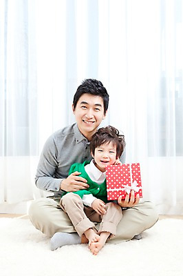 포토 JPG 전신 라이프스타일 남자 행복 아들 어린이 거실 가족 안기 실내 선물 사랑 가족애 웃음 들기 사람 앉기 동양인 소년 성인 두명 라이프 30대 선물상자 상자 카펫 유치원생 기쁨 한국인 매트 자녀 커튼 아빠 남자만 국내포토 감정 관계 모션 표정 인종 내부 생활 장년 파일형식