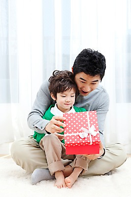 포토 JPG 전신 라이프스타일 남자 행복 아들 어린이 거실 가족 안기 실내 선물 사랑 가족애 웃음 들기 사람 앉기 동양인 소년 성인 두명 라이프 30대 선물상자 상자 카펫 유치원생 기쁨 한국인 매트 자녀 커튼 아빠 남자만 열어보기 국내포토 감정 관계 모션 표정 인종 내부 생활 장년 파일형식