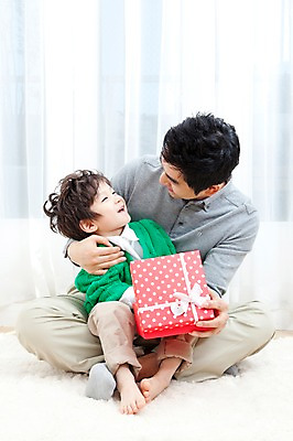 포토 JPG 전신 라이프스타일 남자 행복 아들 어린이 거실 가족 안기 실내 선물 사랑 가족애 웃음 들기 사람 앉기 동양인 소년 성인 두명 라이프 30대 선물상자 상자 카펫 유치원생 기쁨 한국인 매트 자녀 커튼 아빠 남자만 국내포토 감정 관계 모션 표정 인종 내부 생활 장년 파일형식