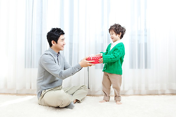 포토 JPG 전신 라이프스타일 남자 행복 아들 어린이 거실 가족 실내 선물 사랑 가족애 서기 웃음 들기 사람 앉기 동양인 소년 성인 두명 라이프 30대 선물상자 상자 카펫 유치원생 기쁨 한국인 매트 자녀 커튼 아빠 주기 남자만 국내포토 감정 관계 모션 표정 인종 내부 생활 장년 파일형식