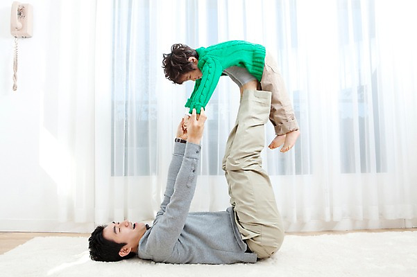 포토 JPG 전신 라이프스타일 남자 행복 아들 어린이 엎드리기 거실 가족 놀이 실내 사랑 가족애 웃음 사람 동양인 소년 성인 두명 라이프 30대 눕기 손잡기 카펫 유치원생 기쁨 한국인 매트 자녀 커튼 아빠 전화기 남자만 국내포토 감정 관계 모션 표정 인종 내부 생활 장년 파일형식