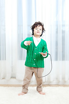 포토 JPG 전신 라이프스타일 남자 행복 아들 어린이 음악 거실 실내 사랑 한명 서기 들기 사람 동양인 소년 스마트폰 핸드폰 헤드폰 카펫 유치원생 음악감상 기쁨 한국인 매트 자녀 커튼 아빠 남자만 남자한명만 소년한명만 국내포토 1 감정 음향기기 가족 모션 문화예술 인종 내부 생활 전자제품 스마트기기 감상 소년만 파일형식