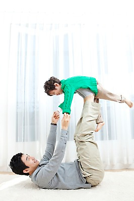 포토 JPG 전신 라이프스타일 남자 행복 아들 어린이 엎드리기 거실 가족 놀이 실내 사랑 가족애 웃음 사람 동양인 소년 성인 두명 라이프 30대 눕기 손잡기 카펫 유치원생 기쁨 한국인 매트 자녀 커튼 아빠 남자만 국내포토 감정 관계 모션 표정 인종 내부 생활 장년 파일형식