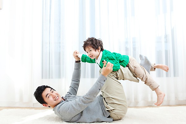 포토 JPG 전신 라이프스타일 남자 행복 아들 어린이 엎드리기 거실 가족 놀이 실내 사랑 가족애 웃음 사람 동양인 소년 성인 두명 라이프 30대 눕기 손잡기 카펫 유치원생 기쁨 한국인 매트 자녀 커튼 아빠 남자만 국내포토 감정 관계 모션 표정 인종 내부 생활 장년 파일형식