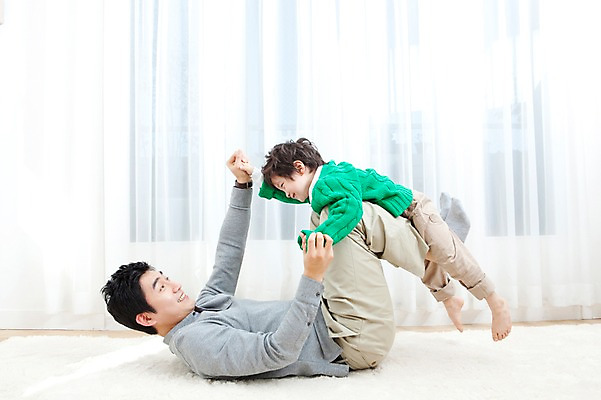 포토 JPG 전신 라이프스타일 남자 행복 아들 어린이 엎드리기 거실 가족 놀이 실내 사랑 가족애 웃음 사람 동양인 소년 성인 두명 라이프 30대 눕기 손잡기 카펫 유치원생 기쁨 한국인 매트 자녀 커튼 아빠 남자만 국내포토 감정 관계 모션 표정 인종 내부 생활 장년 파일형식