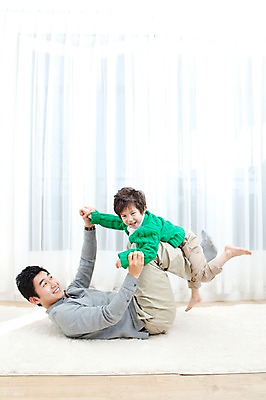 포토 JPG 전신 라이프스타일 남자 행복 아들 어린이 엎드리기 거실 가족 놀이 실내 사랑 가족애 웃음 사람 동양인 소년 성인 두명 라이프 30대 눕기 손잡기 카펫 유치원생 기쁨 한국인 매트 자녀 커튼 아빠 남자만 국내포토 감정 관계 모션 표정 인종 내부 생활 장년 파일형식