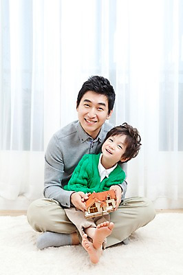 포토 JPG 전신 라이프스타일 남자 행복 아들 어린이 거실 가족 안기 주택 실내 사랑 가족애 웃음 들기 사람 앉기 동양인 소년 성인 두명 라이프 30대 모형 카펫 유치원생 기쁨 미니어처 한국인 매트 자녀 커튼 아빠 재테크 내집마련 남자만 국내포토 감정 관계 모션 부동산 표정 인종 내부 건물 생활 장년 금융 파일형식