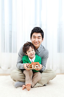 포토 JPG 전신 라이프스타일 남자 행복 아들 어린이 거실 가족 안기 주택 실내 사랑 가족애 웃음 들기 사람 앉기 동양인 소년 성인 두명 라이프 30대 모형 카펫 유치원생 기쁨 미니어처 한국인 매트 자녀 커튼 아빠 재테크 내집마련 남자만 국내포토 감정 관계 모션 부동산 표정 인종 내부 건물 생활 장년 금융 파일형식