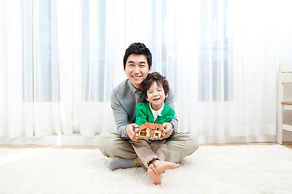 포토 JPG 전신 라이프스타일 남자 행복 아들 어린이 거실 가족 안기 주택 실내 사랑 가족애 웃음 들기 사람 앉기 동양인 소년 성인 두명 라이프 30대 모형 카펫 유치원생 기쁨 미니어처 한국인 매트 자녀 커튼 아빠 재테크 내집마련 남자만 국내포토 감정 관계 모션 부동산 표정 인종 내부 건물 생활 장년 금융 파일형식