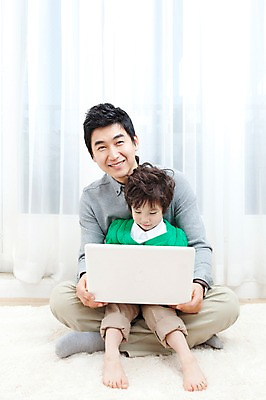 포토 JPG 전신 라이프스타일 남자 행복 아들 어린이 거실 가족 안기 실내 사랑 가족애 웃음 들기 사람 앉기 동양인 소년 성인 두명 라이프 30대 노트북 컴퓨터 카펫 유치원생 기쁨 한국인 매트 자녀 커튼 아빠 남자만 국내포토 감정 관계 모션 표정 인종 내부 생활 장년 전자제품 파일형식