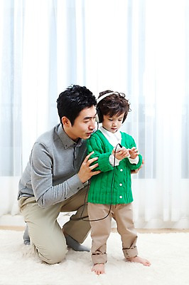 포토 JPG 전신 라이프스타일 남자 행복 아들 어린이 음악 거실 가족 안기 실내 사랑 가족애 서기 웃음 들기 사람 앉기 동양인 소년 성인 두명 라이프 30대 헤드폰 카펫 유치원생 음악감상 기쁨 한국인 매트 자녀 커튼 아빠 무릎꿇기 남자만 국내포토 감정 음향기기 관계 모션 문화예술 표정 인종 내부 생활 장년 감상 파일형식