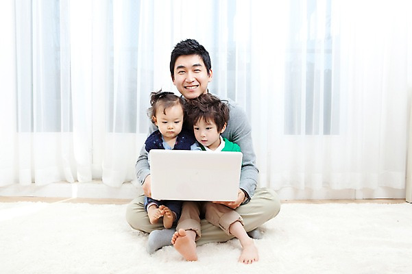 포토 JPG 전신 라이프스타일 여자 남자 딸 행복 아들 어린이 거실 가족 안기 실내 사랑 가족애 웃음 들기 사람 앉기 동양인 소년 성인 라이프 세명 30대 노트북 컴퓨터 카펫 유치원생 기쁨 한국인 매트 자녀 아기 커튼 아빠 국내포토 감정 관계 모션 표정 인종 내부 생활 장년 전자제품 파일형식