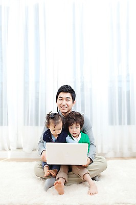 포토 JPG 전신 라이프스타일 여자 남자 딸 행복 아들 어린이 거실 가족 안기 실내 사랑 가족애 웃음 들기 사람 앉기 동양인 소년 성인 라이프 세명 30대 노트북 컴퓨터 카펫 유치원생 기쁨 한국인 매트 자녀 아기 커튼 아빠 국내포토 감정 관계 모션 표정 인종 내부 생활 장년 전자제품 파일형식