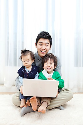 포토 JPG 전신 라이프스타일 여자 남자 딸 행복 아들 어린이 거실 가족 안기 실내 사랑 가족애 웃음 들기 사람 앉기 동양인 소년 성인 라이프 세명 30대 노트북 컴퓨터 카펫 유치원생 기쁨 한국인 매트 자녀 아기 커튼 아빠 국내포토 감정 관계 모션 표정 인종 내부 생활 장년 전자제품 파일형식