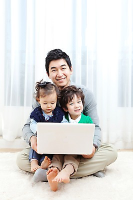 포토 JPG 전신 라이프스타일 여자 남자 딸 행복 아들 어린이 거실 가족 안기 실내 사랑 가족애 웃음 들기 사람 앉기 동양인 소년 성인 라이프 세명 30대 노트북 컴퓨터 카펫 유치원생 기쁨 한국인 매트 자녀 아기 커튼 아빠 국내포토 감정 관계 모션 표정 인종 내부 생활 장년 전자제품 파일형식