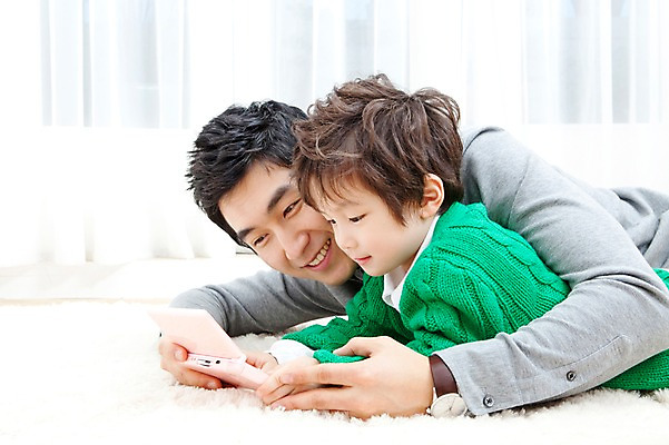 포토 JPG 라이프스타일 남자 행복 아들 어린이 엎드리기 거실 가족 안기 놀이 실내 사랑 가족애 웃음 들기 사람 동양인 소년 상반신 성인 두명 라이프 30대 눕기 카펫 유치원생 기쁨 한국인 매트 게임 자녀 커튼 아빠 게임기 남자만 국내포토 감정 관계 모션 표정 인종 내부 생활 장년 파일형식