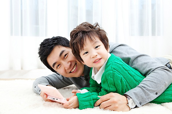 포토 JPG 라이프스타일 남자 행복 아들 어린이 엎드리기 거실 가족 안기 놀이 실내 사랑 가족애 웃음 들기 사람 동양인 소년 상반신 성인 두명 라이프 30대 눕기 카펫 유치원생 기쁨 한국인 매트 게임 자녀 커튼 아빠 게임기 남자만 국내포토 감정 관계 모션 표정 인종 내부 생활 장년 파일형식