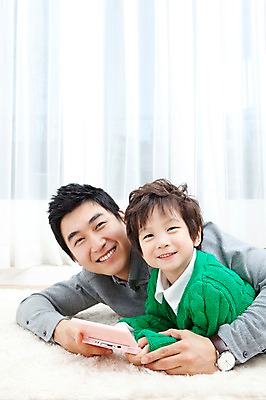 포토 JPG 라이프스타일 남자 행복 아들 어린이 엎드리기 거실 가족 안기 놀이 실내 사랑 가족애 웃음 들기 사람 동양인 소년 상반신 성인 두명 라이프 30대 눕기 카펫 유치원생 기쁨 한국인 매트 게임 자녀 커튼 아빠 게임기 남자만 국내포토 감정 관계 모션 표정 인종 내부 생활 장년 파일형식