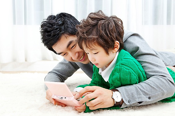 포토 JPG 라이프스타일 남자 행복 아들 어린이 엎드리기 거실 가족 안기 놀이 실내 사랑 가족애 웃음 들기 사람 동양인 소년 상반신 성인 두명 라이프 30대 눕기 카펫 유치원생 기쁨 한국인 매트 게임 자녀 커튼 아빠 게임기 남자만 국내포토 감정 관계 모션 표정 인종 내부 생활 장년 파일형식