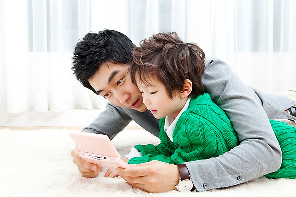 포토 JPG 라이프스타일 남자 행복 아들 어린이 엎드리기 거실 가족 안기 놀이 실내 사랑 가족애 들기 사람 동양인 소년 상반신 성인 두명 라이프 30대 눕기 카펫 유치원생 기쁨 한국인 매트 게임 자녀 커튼 아빠 게임기 남자만 국내포토 감정 관계 모션 인종 내부 생활 장년 파일형식