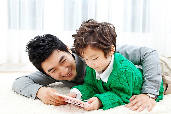 포토 JPG 라이프스타일 남자 행복 아들 어린이 엎드리기 거실 가족 안기 놀이 실내 사랑 가족애 웃음 들기 사람 동양인 소년 상반신 성인 두명 라이프 30대 눕기 카펫 유치원생 기쁨 한국인 매트 게임 자녀 커튼 아빠 게임기 남자만 국내포토 감정 관계 모션 표정 인종 내부 생활 장년 파일형식