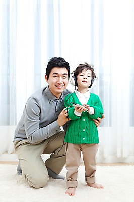 포토 JPG 전신 라이프스타일 남자 행복 아들 어린이 음악 거실 가족 안기 실내 사랑 가족애 서기 웃음 들기 사람 앉기 동양인 소년 성인 두명 라이프 30대 스마트폰 핸드폰 카펫 유치원생 음악감상 기쁨 한국인 매트 자녀 커튼 아빠 무릎꿇기 남자만 국내포토 감정 관계 모션 문화예술 표정 인종 내부 생활 장년 전자제품 스마트기기 감상 파일형식