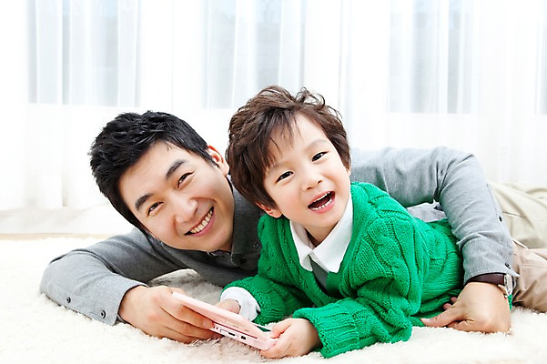 포토 JPG 라이프스타일 남자 행복 아들 어린이 엎드리기 거실 가족 안기 놀이 실내 사랑 가족애 웃음 들기 사람 동양인 소년 상반신 성인 두명 라이프 30대 눕기 카펫 유치원생 기쁨 한국인 매트 게임 자녀 커튼 아빠 게임기 남자만 국내포토 감정 관계 모션 표정 인종 내부 생활 장년 파일형식