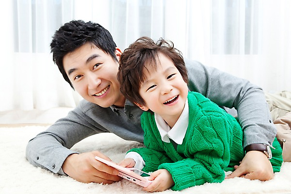 포토 JPG 라이프스타일 남자 행복 아들 어린이 엎드리기 거실 가족 안기 놀이 실내 사랑 가족애 웃음 들기 사람 동양인 소년 상반신 성인 두명 라이프 30대 눕기 카펫 유치원생 기쁨 한국인 매트 게임 자녀 커튼 아빠 게임기 남자만 국내포토 감정 관계 모션 표정 인종 내부 생활 장년 파일형식