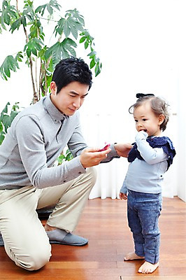 포토 JPG 전신 식물 라이프스타일 여자 남자 딸 행복 화분 거실 가족 실내 사랑 가족애 서기 사람 앉기 동양인 성인 두명 라이프 30대 손잡기 기쁨 한국인 자녀 아기 아빠 온도계 체온계 무릎꿇기 귀체온계 체온측정 부녀 국내포토 감정 관계 모션 인종 내부 생활 장년 측정 파일형식