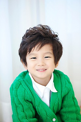 포토 JPG 라이프스타일 남자 행복 아들 어린이 거실 실내 사랑 한명 웃음 사람 동양인 소년 상반신 유치원생 기쁨 한국인 자녀 남자만 남자한명만 어린이만 소년한명만 국내포토 1 감정 가족 표정 인종 내부 생활 소년만 파일형식